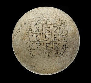 Ei mit der sogenannten Sator-Formel. Museum des Saarländischen Aberglaubens, Gersheim/Rubenheim. © Landesamt für Denkmalpflege und Archäologie Sachsen-Anhalt, Juraj Lipták.