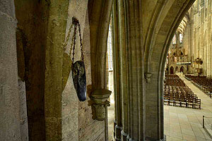 Steinbeil aus dem 5. Jahrtausend vor Christus im Westportal des Halberstädter Doms. Kulturstiftung Sachsen-Anhalt, Dom Halberstadt. © Landesamt für Denkmalpflege und Archäologie Sachsen-Anhalt, Juraj Lipták (mit freundlicher Unterstützung der Kulturstiftung Sachsen-Anhalt).