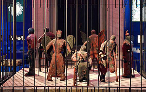 Ausstellungsimpression: Die Zentralinstallation mit sieben Figuren einer Bizango-Armee. Collection Wereldmuseum, Berg en Dal (Niederlande).