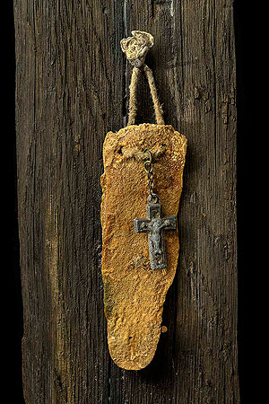 Mit einer getrockneten Fuchszunge zusätzlich magisch aufgeladenes Kruzifix. Museum des Saarländischen Aberglaubens, Gersheim/Rubenheim. © Landesamt für Denkmalpflege und Archäologie Sachsen-Anhalt, Juraj Lipták.