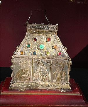 Reliquienbehältnis in Form einer Tasche (Burse) aus Silber, mit figürlichen Gravuren und Edelsteinen verziert