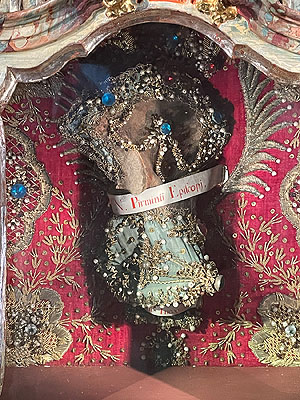 Beckenknochen des Heiligen Pirmin ineiner barocken Einfassung.