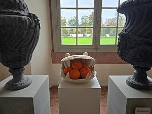 Objekt der Ausstellung: Orangen mit aufgerissenem Maul ine inem aufgerissenen Maul. Foto: Ov Schwetzingen/ ssg