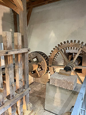 Bild zeigt Holzstempel einer Knochenpoche, die über ein von Wasser getriebenes Mühlwerk in Bewegung gesetzt werden. Foto: kulturer.be