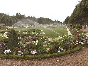 Schlossgarten Schwetzingen, Blumenbordüre im Kreisparterre im Sommerflor. Foto: kulturer.be