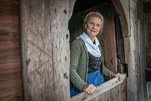Schauspielerin an der Tür des Vogtsbauernhofs.