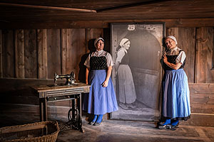 Martina Lehmann und Andrea Kronenwitter aus Gutach in der Rolle der Schondelmaier-Christie, eine der letzten Bewohnerinnen des Vogtsbauernhofs