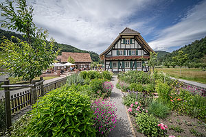 Der Garten des Ortenauhauses, wo Museumsmitarbeiterin Laura Casaluci unter anderem für Fragen zur Verfügung steht. Foto: Schwarzwälder Freilichtmuseum Vogtsbauernhof, Hans-Jörg Haas