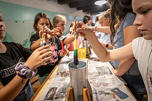 Kinder beim Kerzenziehen