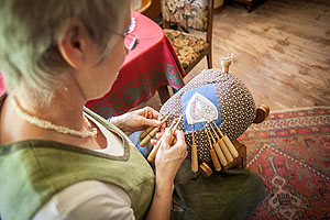 Spitzenklöpplerin bei der Arbeit. Foto: Schwarzwälder Freilichtmuseum Vogtsbauernhof, Hans-Jörg Haas