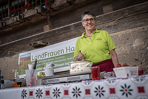 Der Landfrauenverein Haslach serviert am 1. Juni im Freilichtmuseum Köstlichkeiten rund um die Erdbeere. Foto: Schwarzwälder Freilichtmuseum Vogtsbauernhof, Hans-Jörg Haas