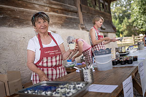 Der Landfrauenverein Wolfach-Oberwolfach kredenzt am 6. Juli Köstlichkeiten rund um die Heidelbeere. Foto: Schwarzwälder Freilichtmuseum Vogtsbauernhof, Hans-Jörg Haas