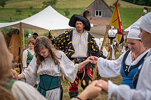 Auf halbem Weg ins Mittelalter: Vom 30. Mai bis 2. Juni schlägt der Freye Söldnerhaufen 1525 sein Lager auf dem Nordgelände des Freilichtmuseums auf.  Foto: Schwarzwälder Freilichtmuseum Vogtsbauernhof, Hans-Jörg Haas