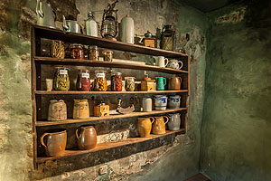 Vorratsregal mit traditionellen Behältern