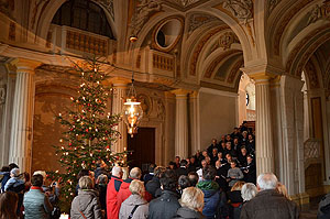 Adventssingen in der Entrada des Schlosses
