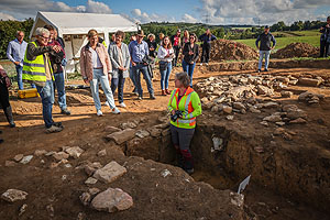 Ministerin Nicole Razavi MdL informiert sich an der Grabungsstelle über die frühmittelalterliche Befestigungsanlage „Birk“ in Seckach-Großeicholzheim