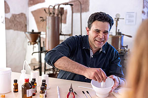 Salben anrühren im Aoptheken-Museum.