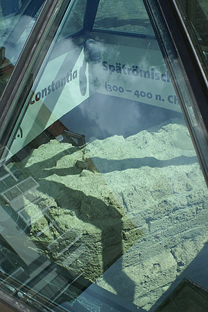 Konstanz, spätromische Kastellruine auf dem Münsterplatz, mit einer Glaspyramide abgedeckt.