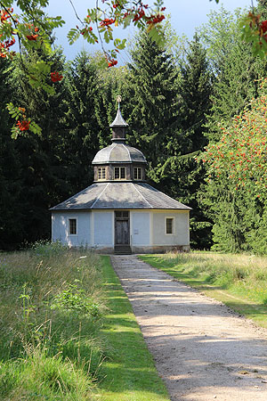 Die Eremitage im Schlosspark von Favorite, in die umliegenden WQaldungen eingebettet