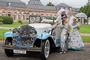 Parade der Oldtimer, im Hintergrund der Zirkelbau des Schlossgartens.