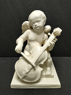 Sitzender Engel mit Saiteninstrument