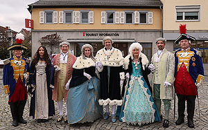 Der Kurfürstliche Hofstaat vor der Tourist Information