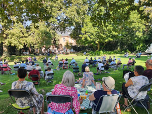 Konzertbesucherinnen und -besucher im Seepferdgarten