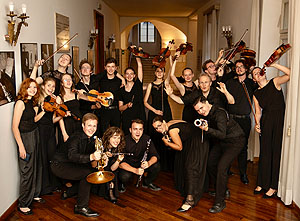 Mitglieder des Orchesters in einem Flur, Übermut und Freude zeigend