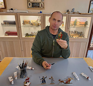Volker Ziegler beim Bemalen von Zinnfiguren. 