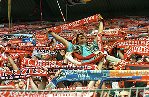 Jubelnde Fußballfans auf den Zuschauerrängen