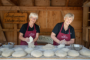 Landfrauen aus Welschensteinach beim Brotbacken