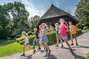 Kinder auf der Jagd nach des Rätsels Lösung