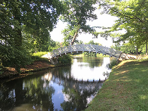 Weiße Brücke, ein Nachbau der Brücke in Kews Garden, auch Chinesische oder Stiufenbrücke genannt. Eine so konstruierte Brücke galt im alten China als Symbol des Lebens.