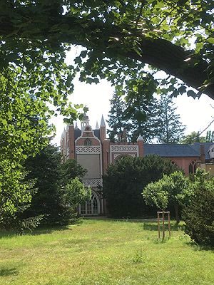 Gotisches Haus im Park. Dem Kanal zugewandte Front, einer venezianischen gotischen Kirche nachempfunden. Die Rückseite (mittleres Bild) amt die englische Tudorgotik nach.