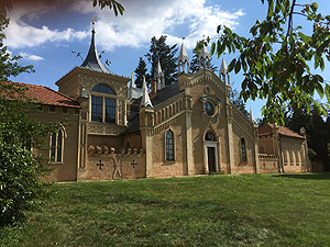 Gotisches Haus im Park. Dem Kanal zugewandte Front, einer venezianischen gotischen Kirche nachempfunden. Die Rückseite (mittleres Bild) amt die englische Tudorgotik nach.