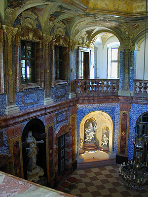 Schloss Favorite, Entrada im Schmuck der Delfter Kacheln.