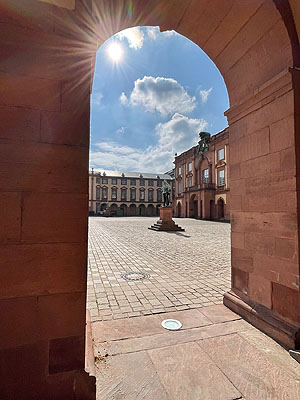 Schloss Mannheim, Blick aus der Arkade auf den Mittelbau