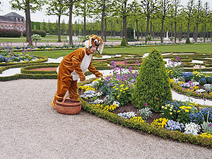 Schlossgarten Schwetzingen, der Osterhase an einer Blumenrabatte