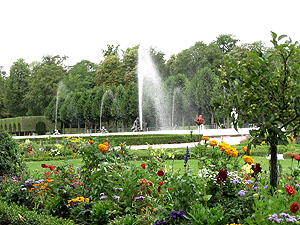 Schlossgarten Schwetzingen: Die Parterrebeete im Schmuck der Sommerblüte. Im HIntergrund der Arionbrunnen