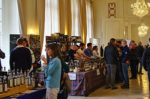 Whiskymesse mit Ständen und Besuchern