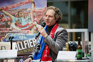 Museumsdirektor Alexander Schubert während der Pressekonferenz zur Ausstellung "Fußballfieber..."
