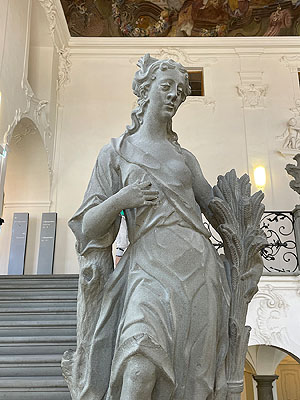 Skulptur im Treppenhaus des Neuen Schlosses Meersburg