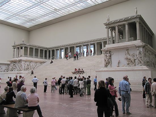 Der Pergamonaltar, das Herzst�ck des nach ihm benannten Pergamonmuseums 