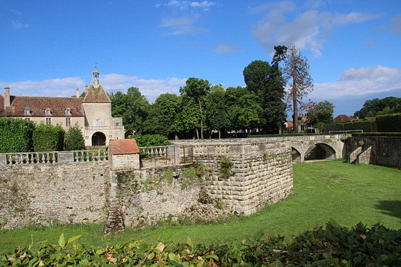 Epoisses, Graben und Brücke