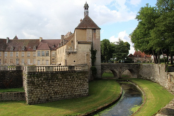 Epoisses - Burghof und Graben