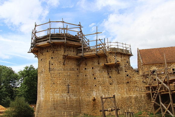 Guedelon, Eckturm mit "fliegendem Gerüst"