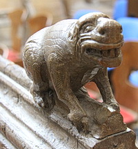 Schnitzfigur am Chorgestühl der ehemaligen Kollegiatskirche St. Andoche in Saulieu