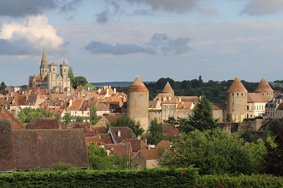 Blick auf die einzigartige Silhouette der Stadt Semur