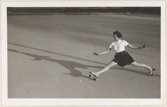 Anonym: Trudi Fuhrimann, die Siegerin der ersten Rollschuh-Landesmeisterschaft, auf der Orion-Bahn in Zürich