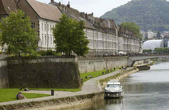 Quai des Doubs mit Festungsanlagen © Ville de Besançon